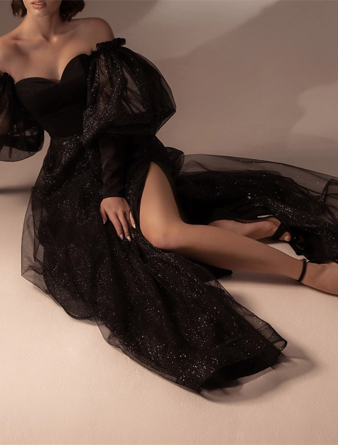 Abito da sera a trapezio, abito da ballo, semi formale, nero, taglie forti, lunghezza al pavimento, manica lunga, spalle scoperte, in tulle con spacco glitterato